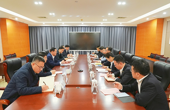 赵启明与山东能源集团电力集团有限公司党委书记、董事长李伟举行会谈
